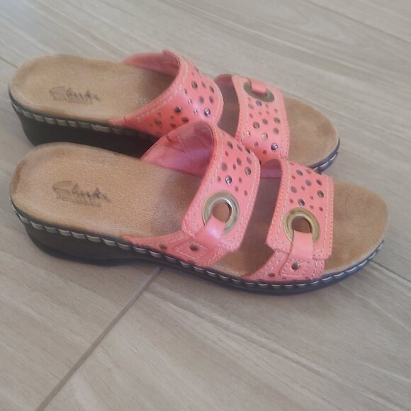 CLARKS BENDABLES LEATHER WEDGE SANDALS - Picture 2 of 7